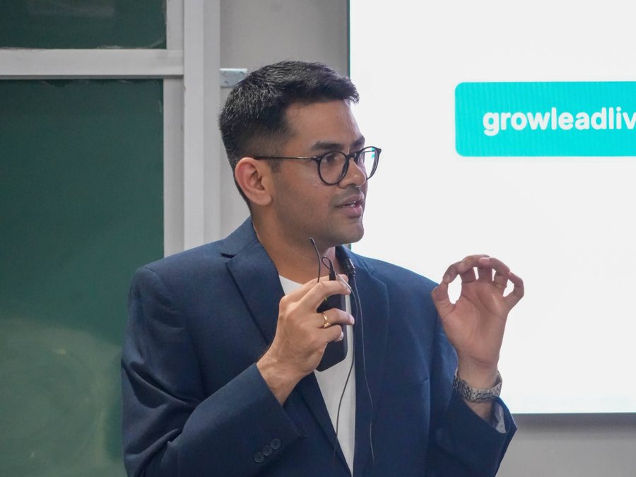 Guest lecture with the growleadlive slide behind me